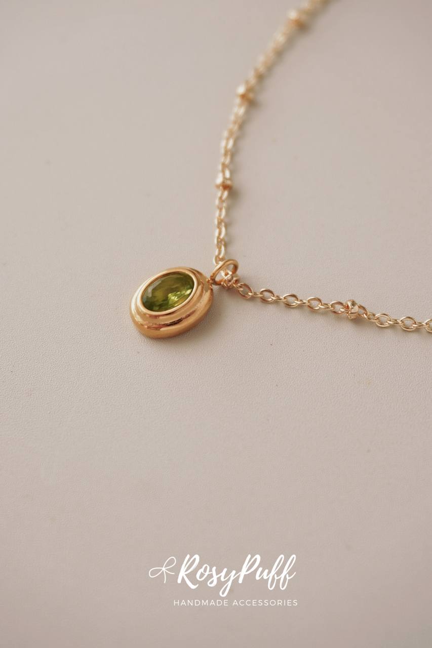 Oval Muse Necklace In Emerald Gem