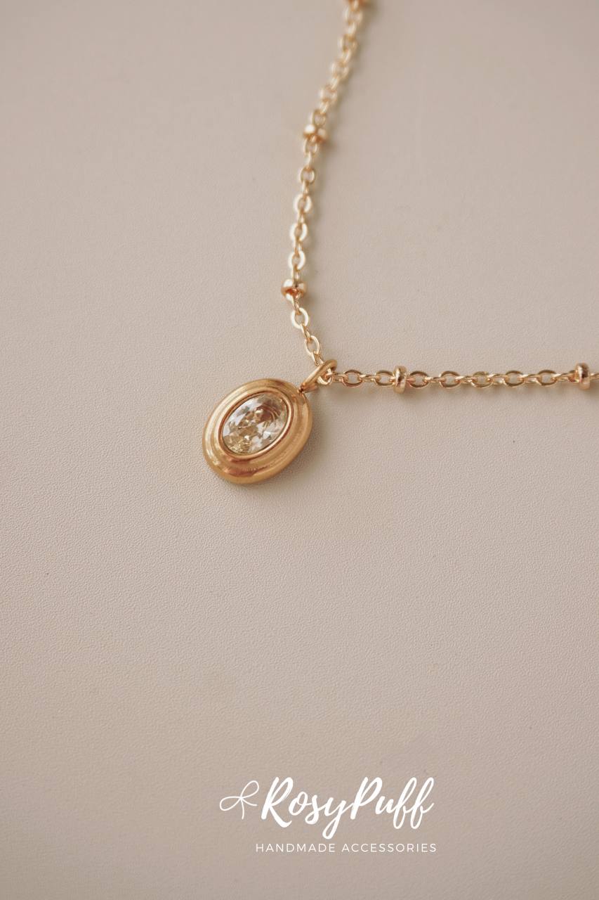 Oval Muse Necklace In White