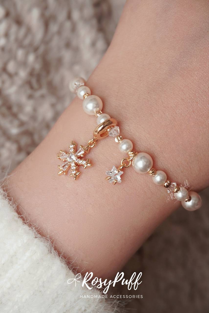 Snow Petal Bracelet In Gold