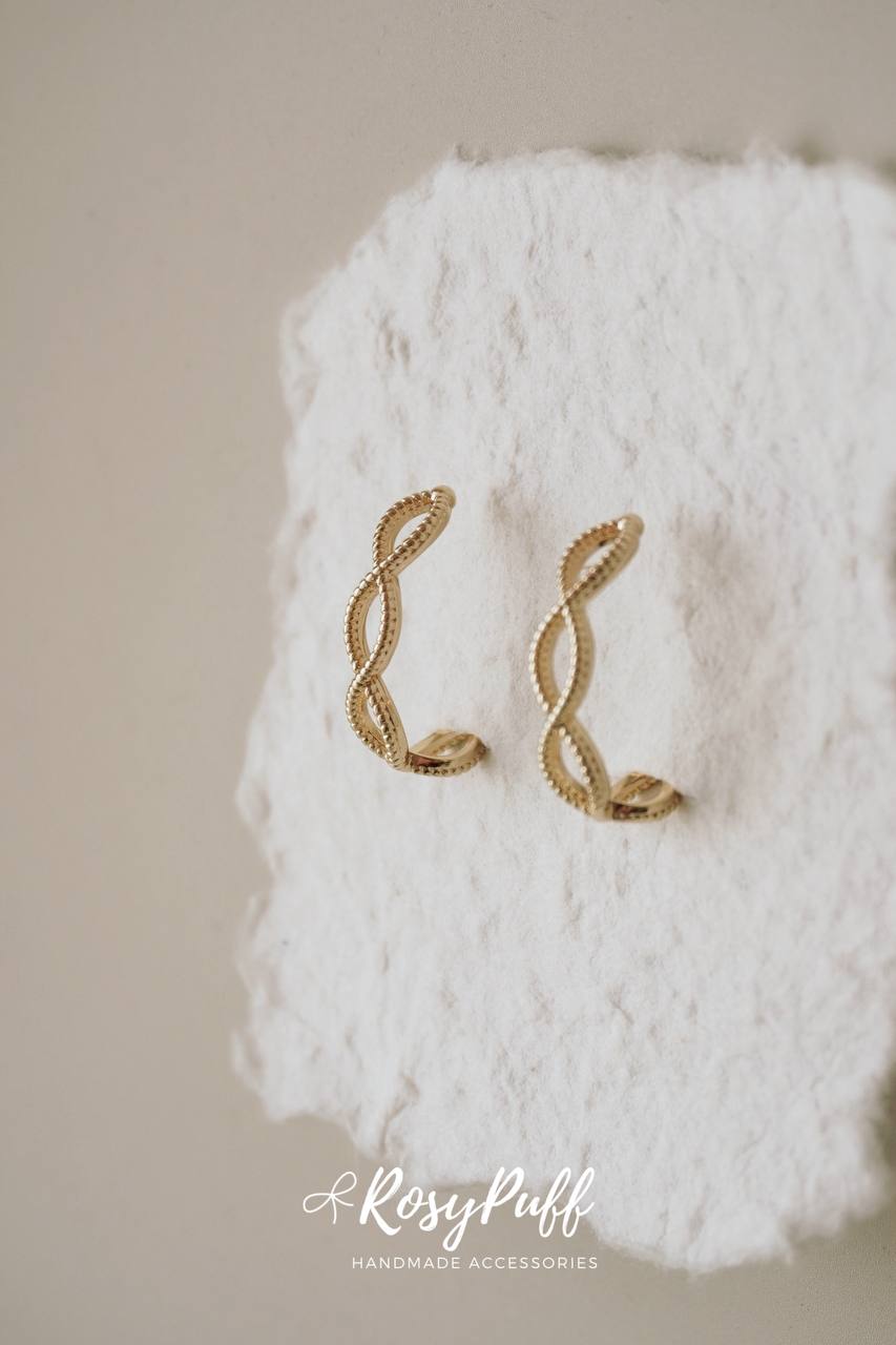 Luna Twist Ear Cuffs In Gold
