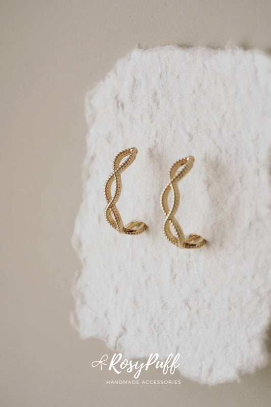 Luna Twist Ear Cuffs In Gold