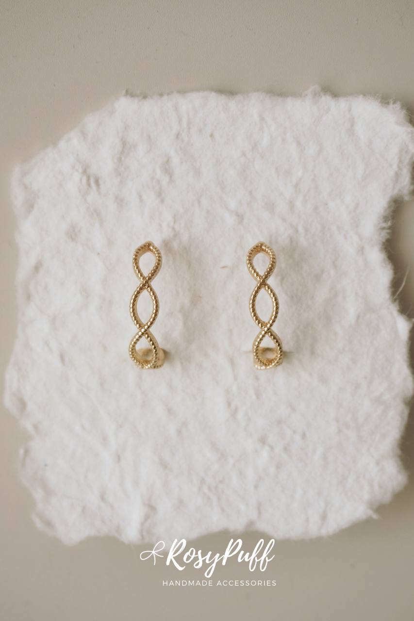 Luna Twist Ear Cuffs In Gold