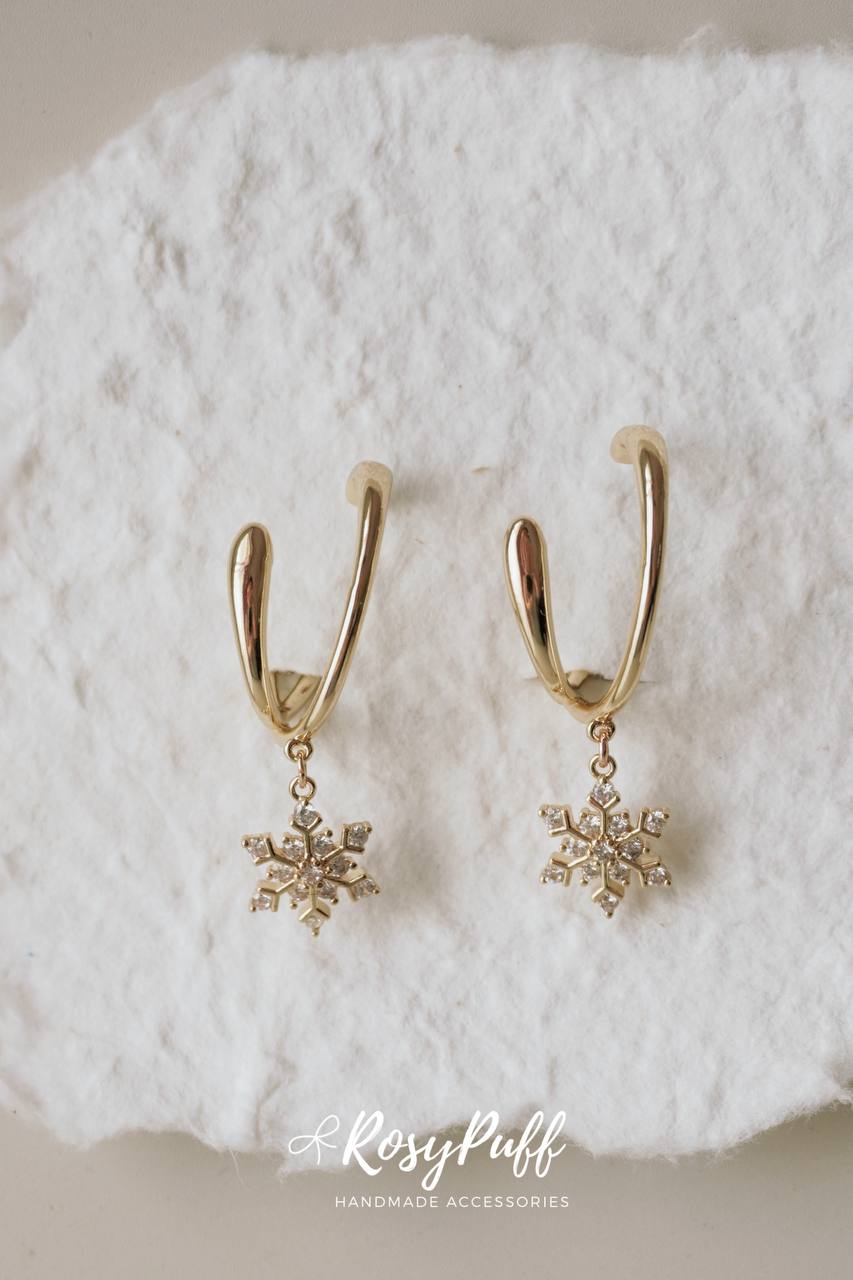 Aurora Arc Ear Cuffs In Gold With Snow