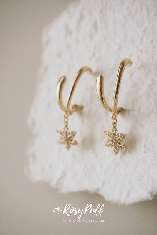 Aurora Arc Ear Cuffs In Gold With Snow