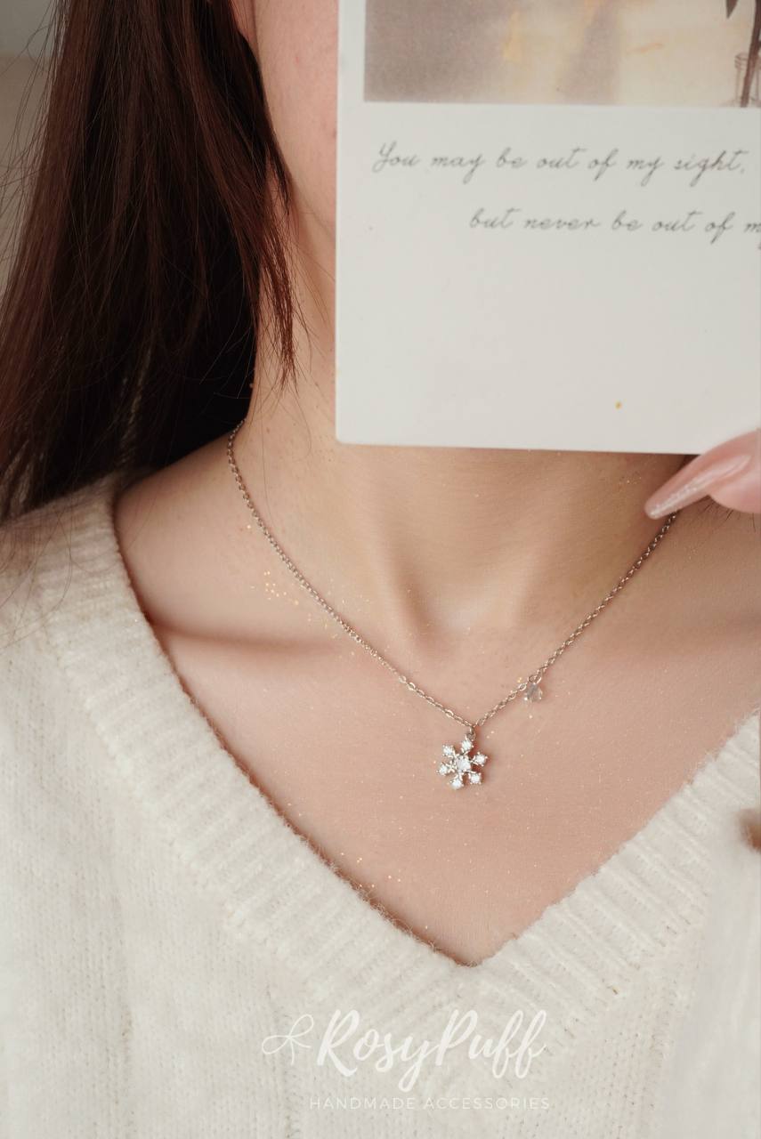 Sparkle Snow Flake Necklace In Silver