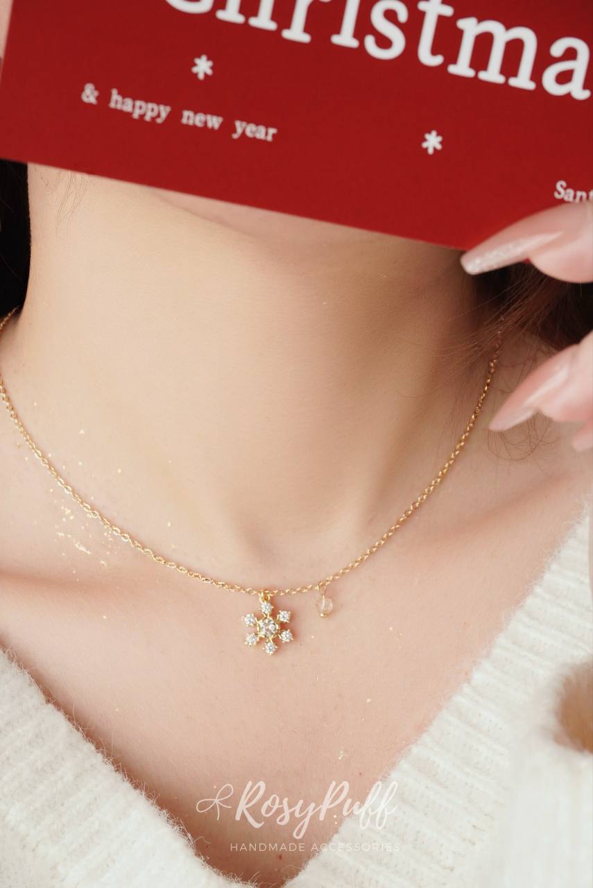 Sparkle Snow Flake Necklace In Gold