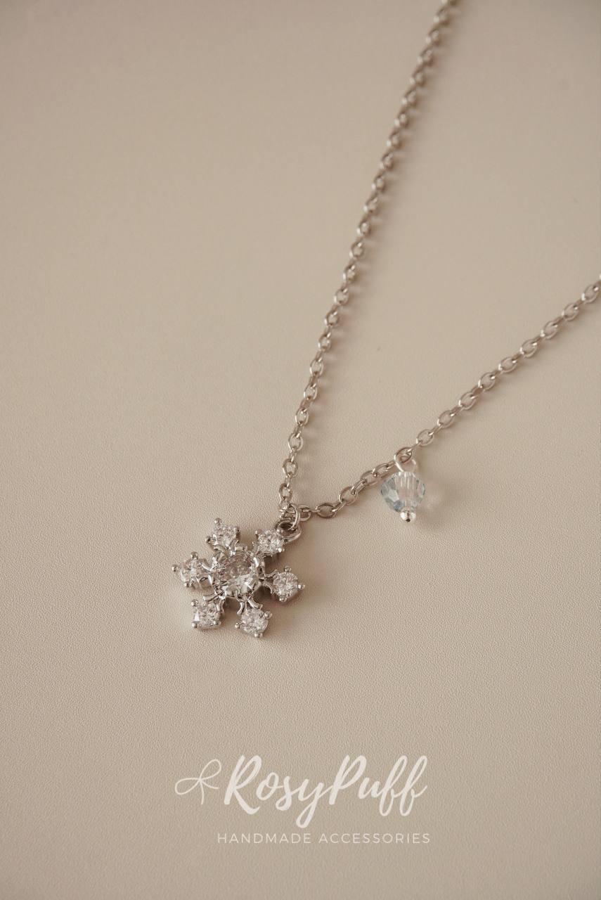 Sparkle Snow Flake Necklace In Silver