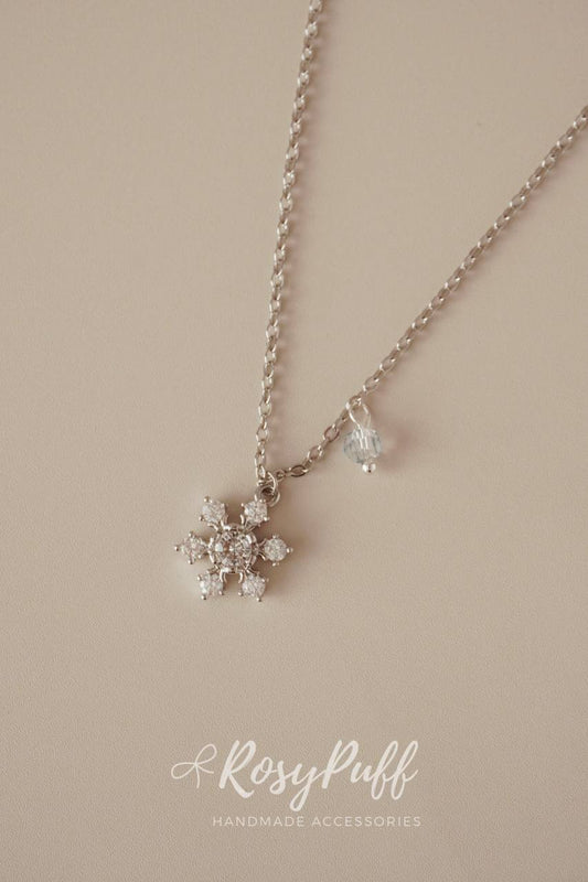 Sparkle Snow Flake Necklace In Silver