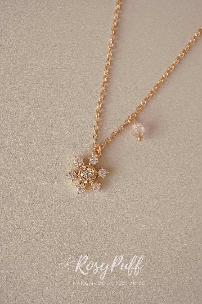 Sparkle Snow Flake Necklace In Gold