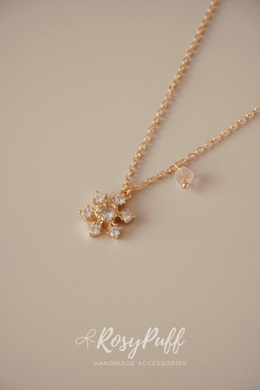 Sparkle Snow Flake Necklace In Gold