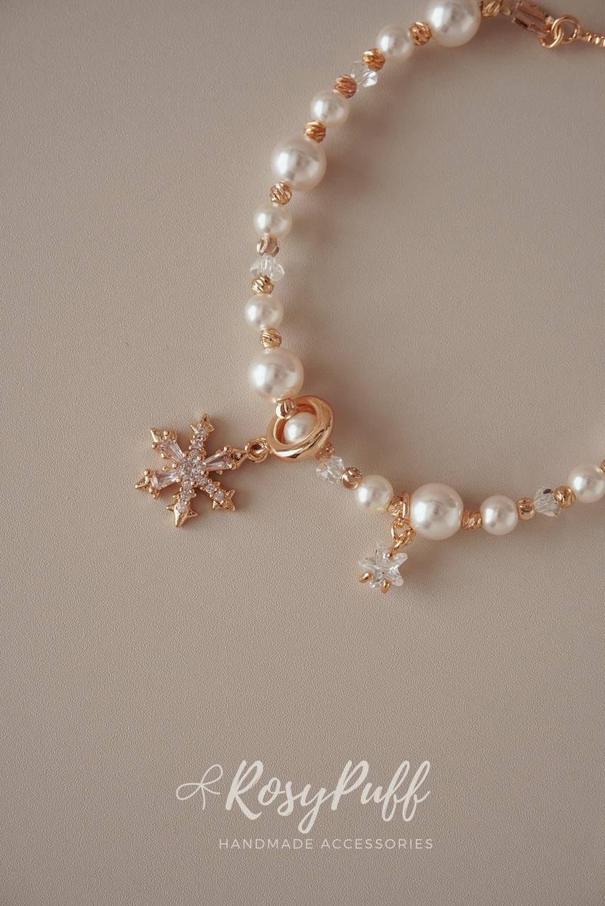 Snow Petal Bracelet In Gold