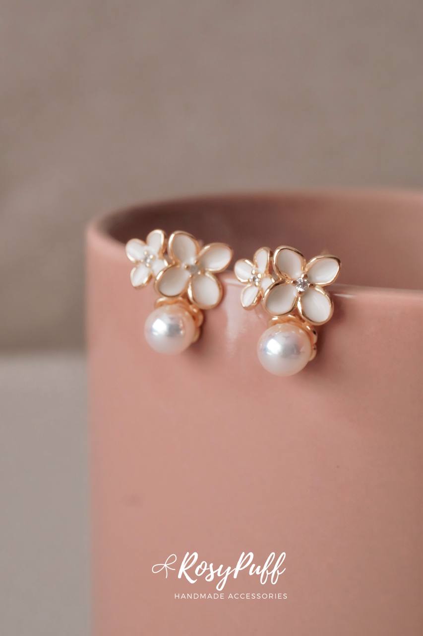 Petals Prosper Earrings In Gold