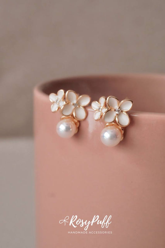 Petals Prosper Earrings In Gold