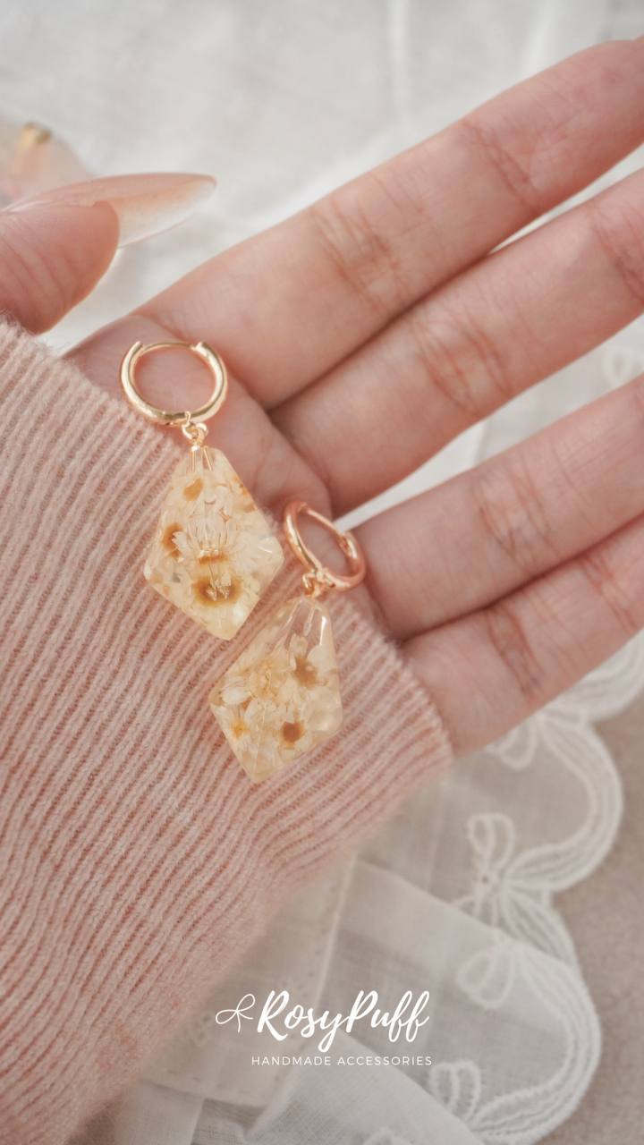 Morning Dewdrop Daisy Earrings