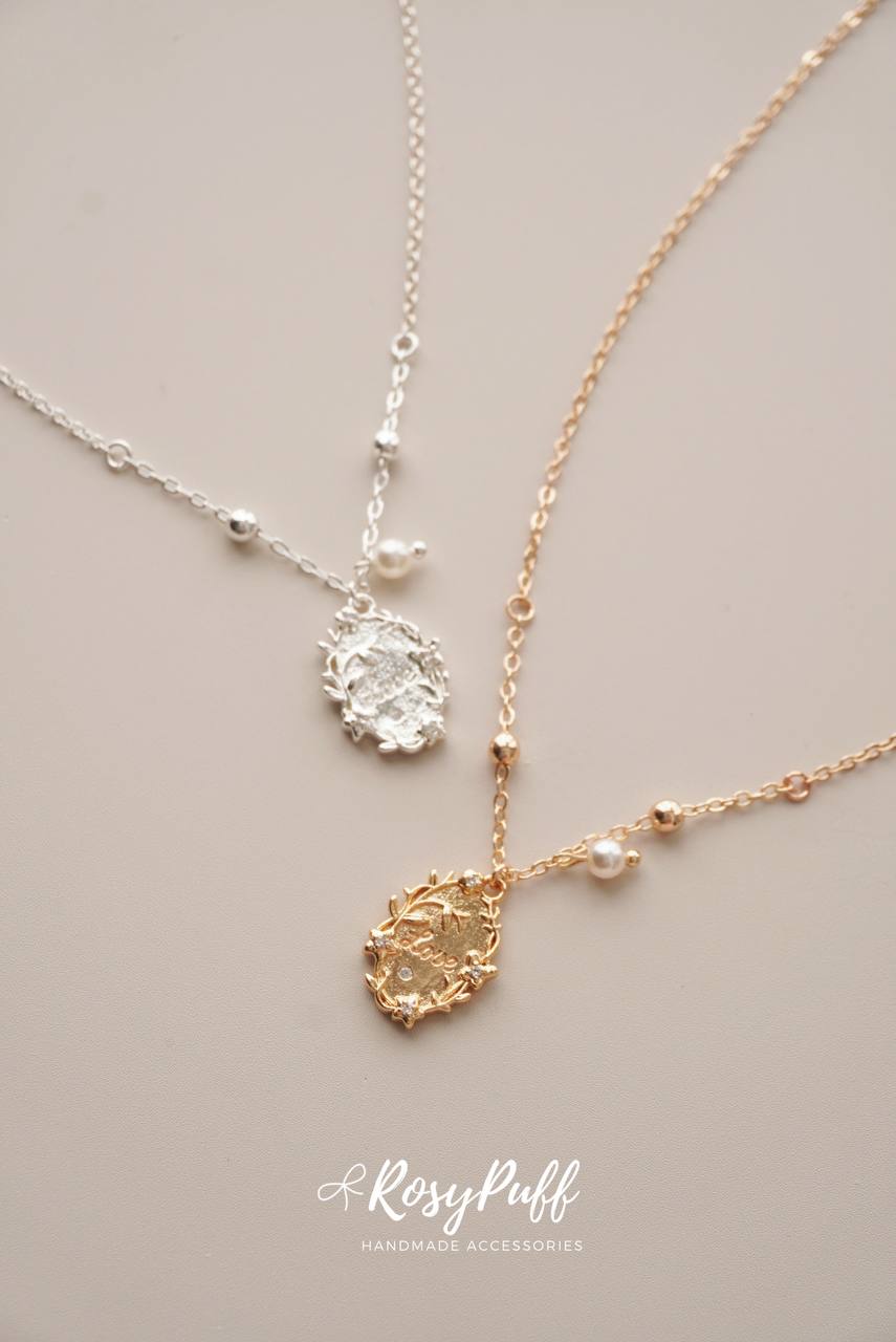 Buttercup Frame Necklace In Silver