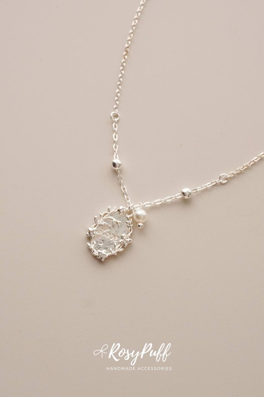 Buttercup Frame Necklace In Silver