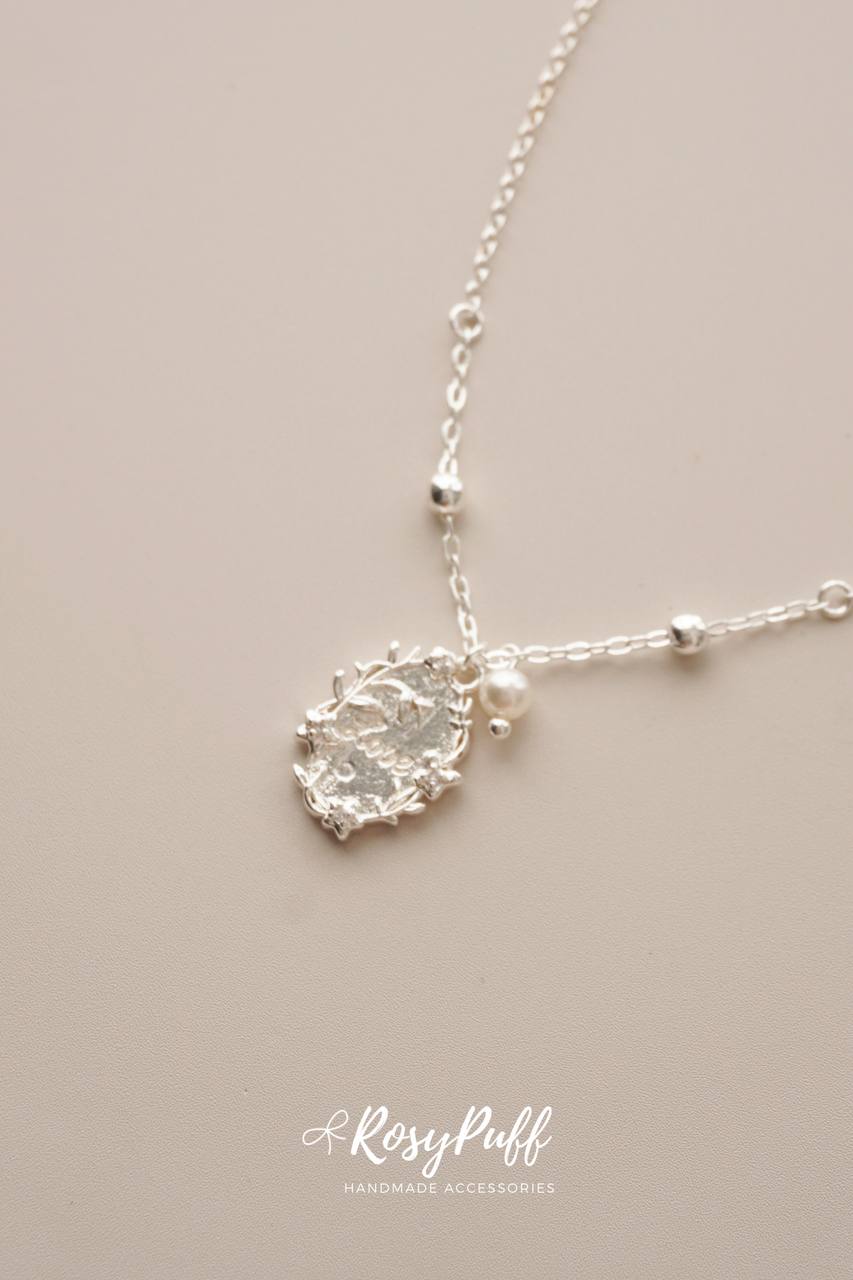 Buttercup Frame Necklace In Silver