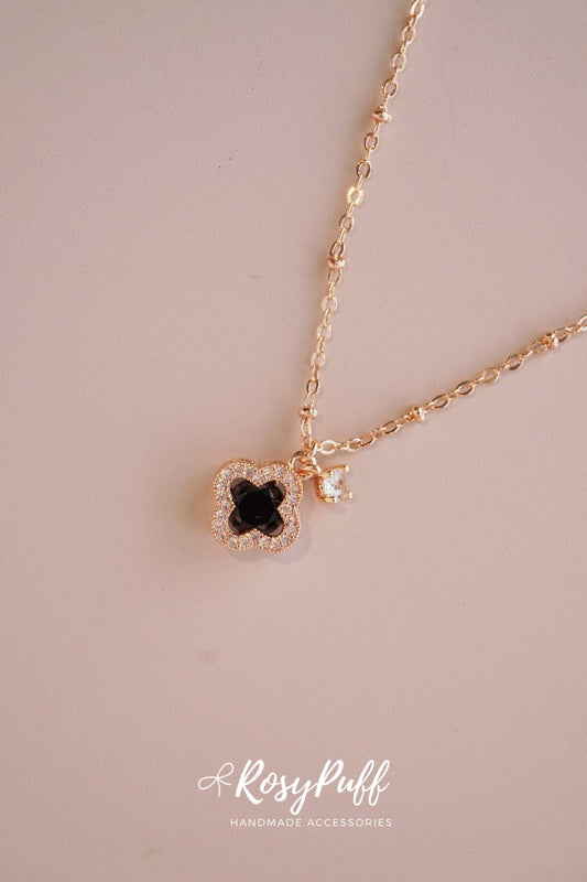 Clovera Necklace In Black