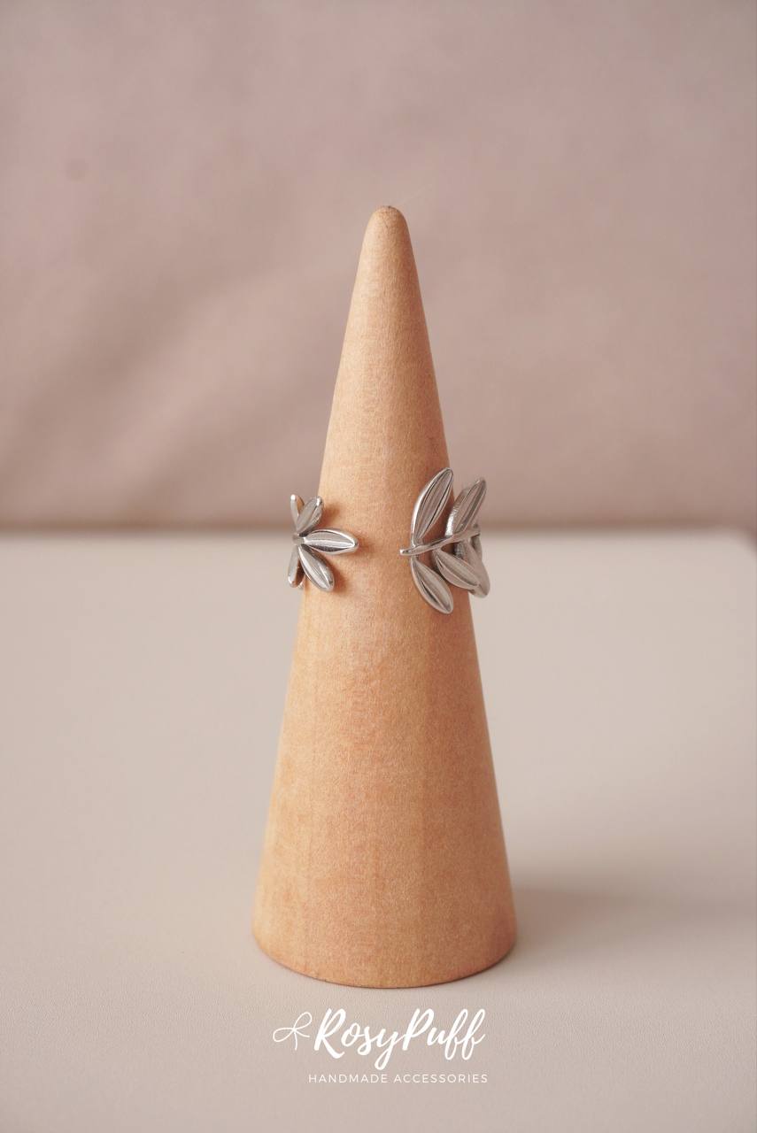 Laurel Leaf Ring In Silver (Water Resistance)