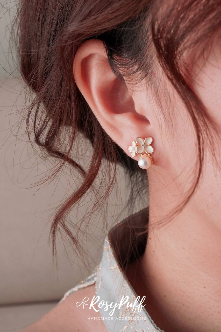 Petals Prosper Earrings In Gold