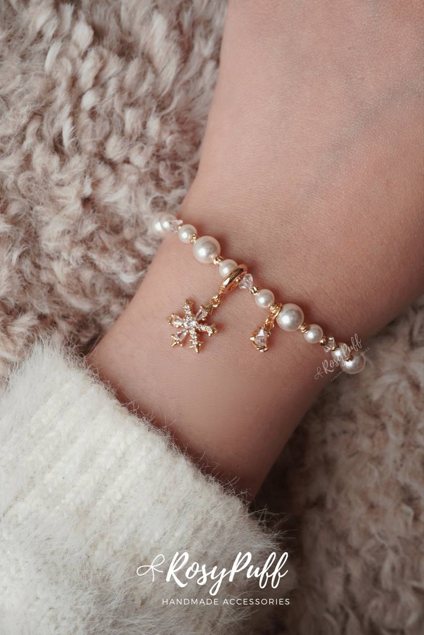 Snow Petal Bracelet In Gold