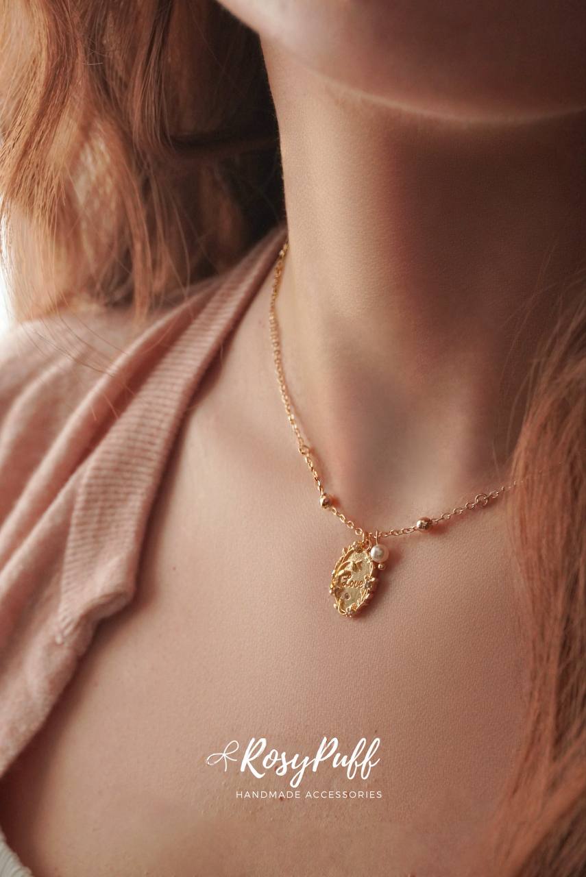 Buttercup Frame Necklace In Gold