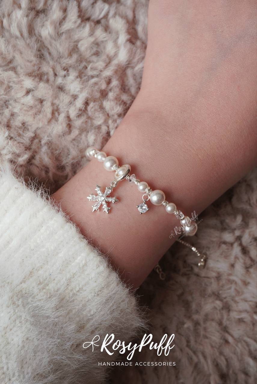 Snow Petal Bracelet In Silver