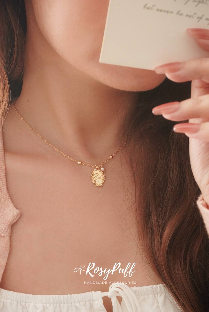 Buttercup Frame Necklace In Gold