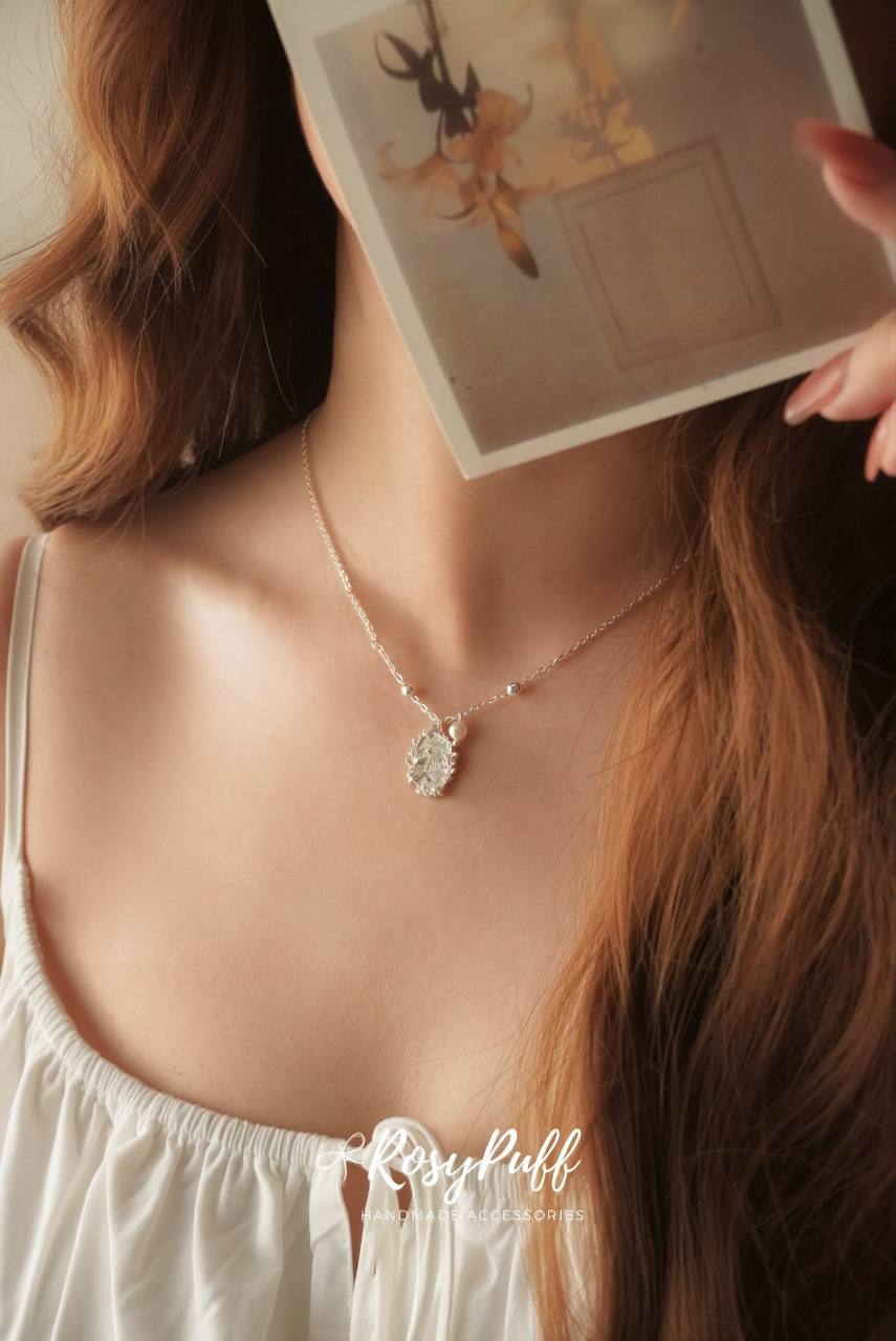 Buttercup Frame Necklace In Silver