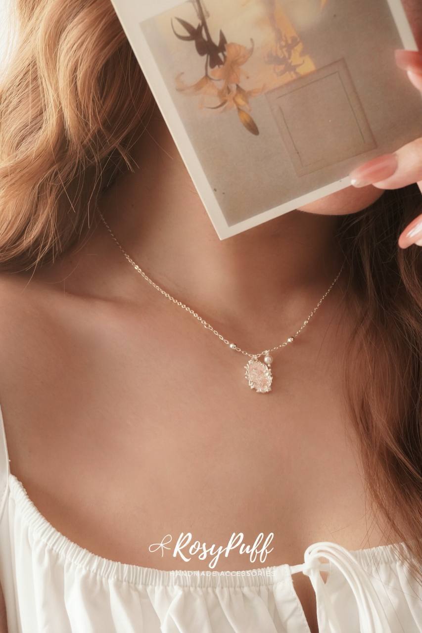 Buttercup Frame Necklace In Silver