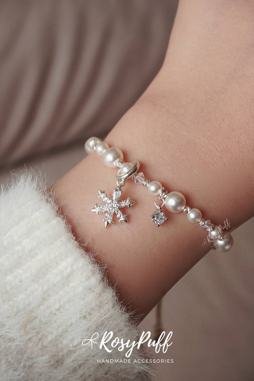 Snow Petal Bracelet In Silver