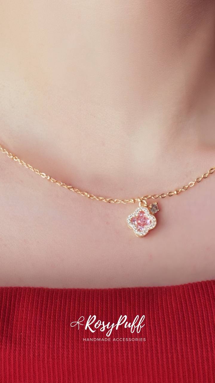 Clovera Necklace In Pink
