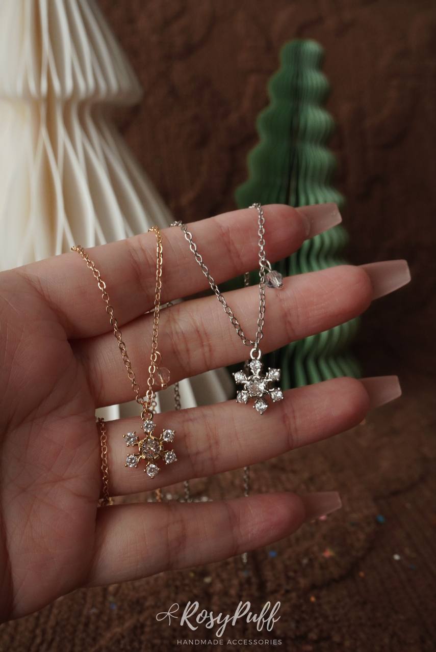 Sparkle Snow Flake Necklace In Silver