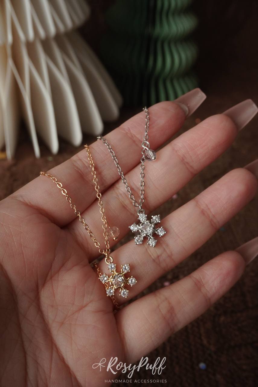 Sparkle Snow Flake Necklace In Silver
