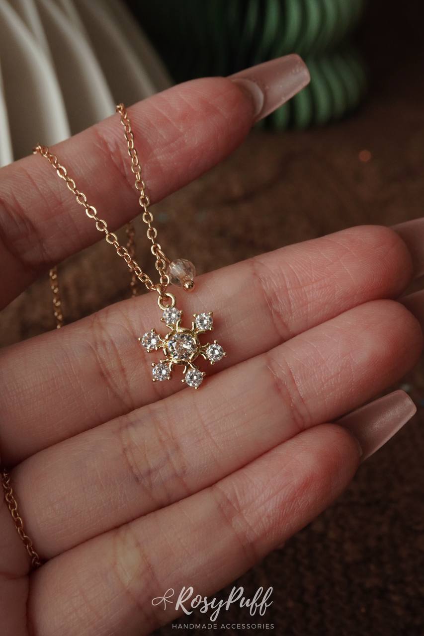 Sparkle Snow Flake Necklace In Gold