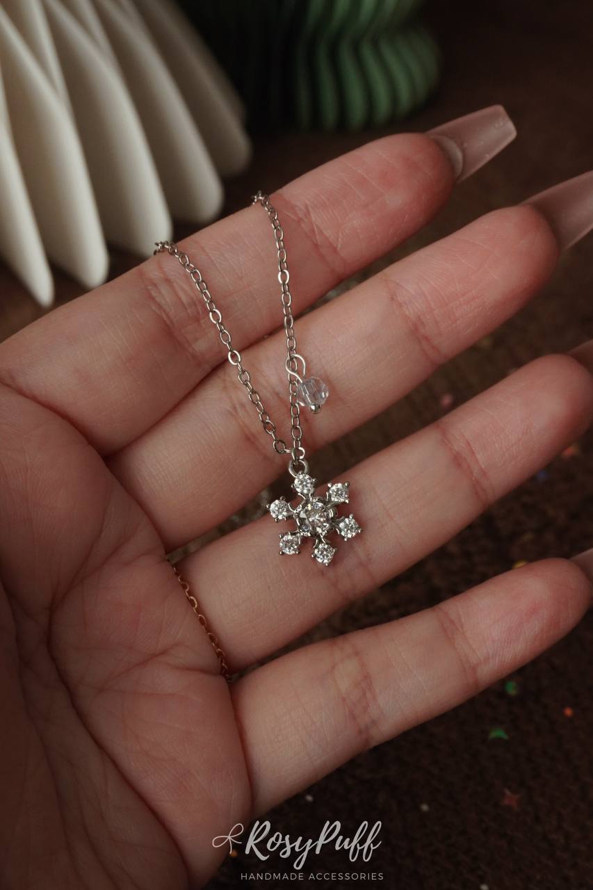 Sparkle Snow Flake Necklace In Silver