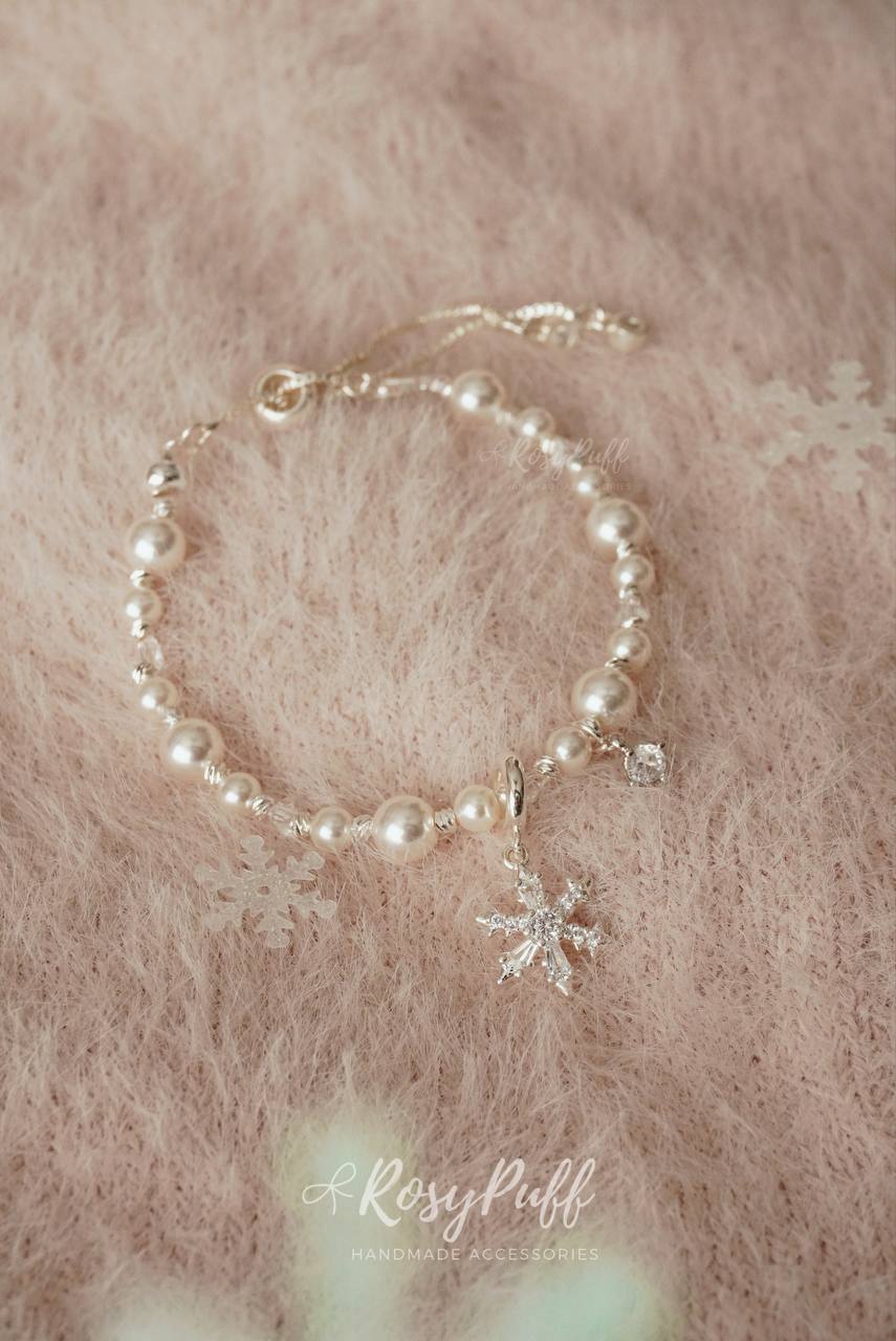 Snow Petal Bracelet In Silver
