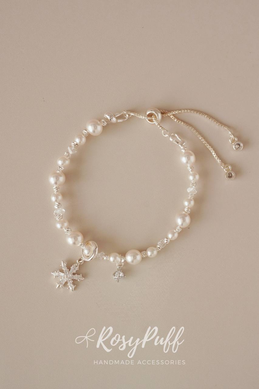 Snow Petal Bracelet In Silver