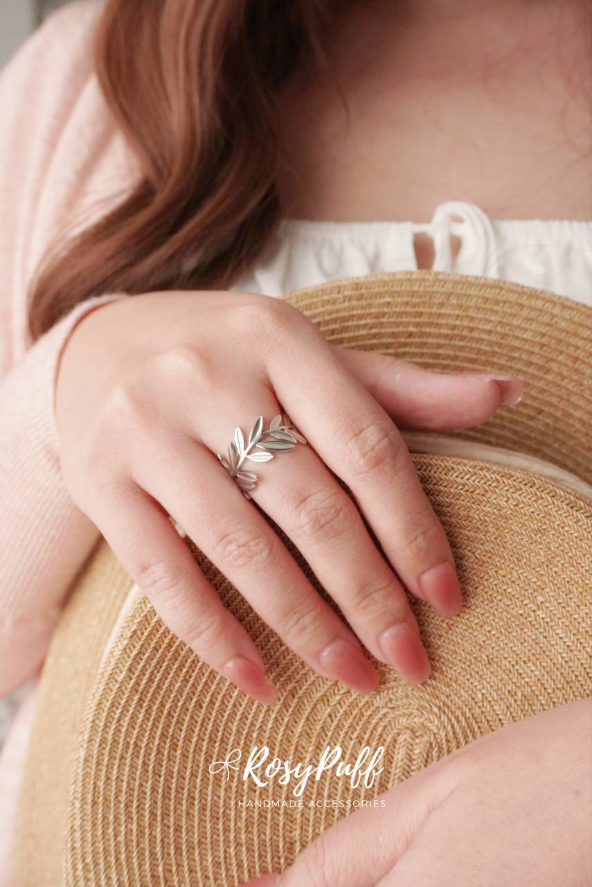 Laurel Leaf Ring In Silver (Water Resistance)