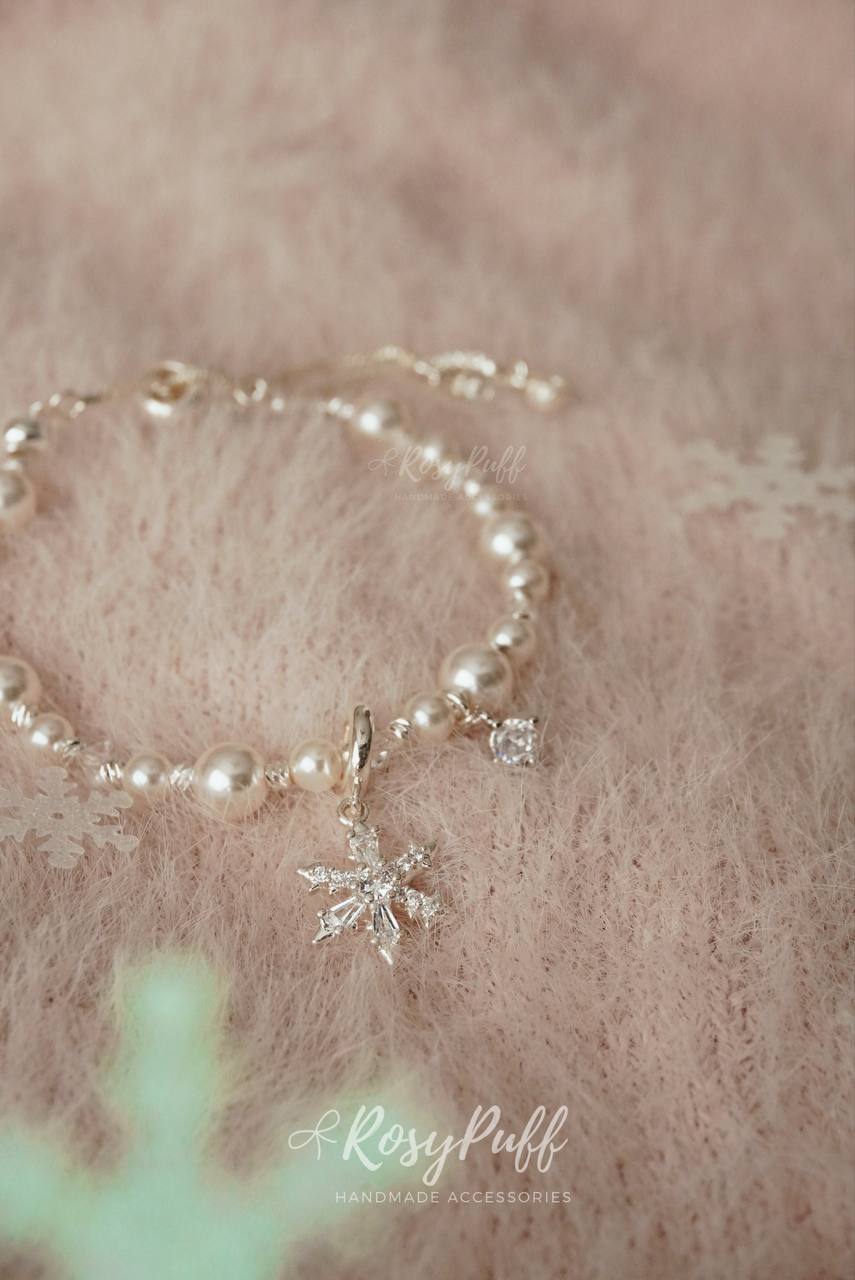 Snow Petal Bracelet In Silver