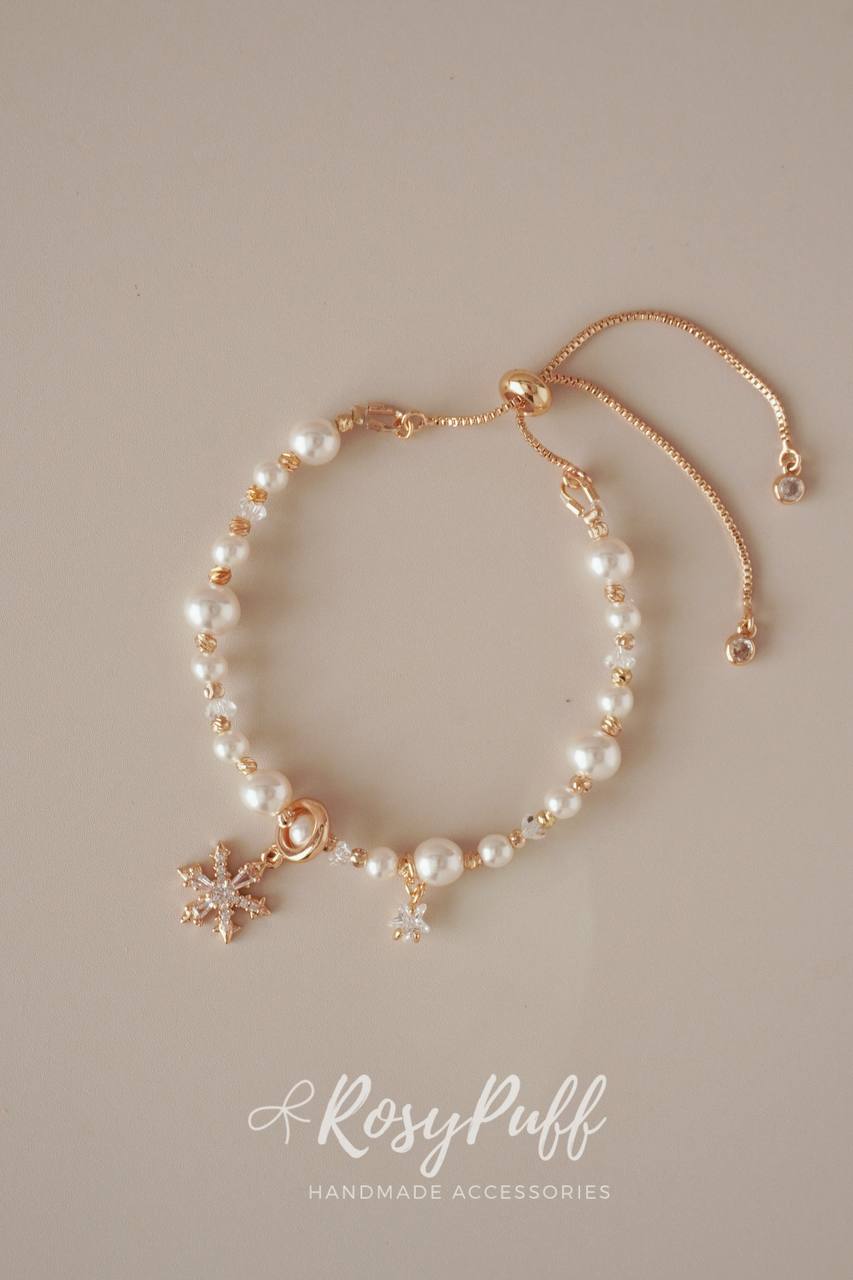 Snow Petal Bracelet In Gold