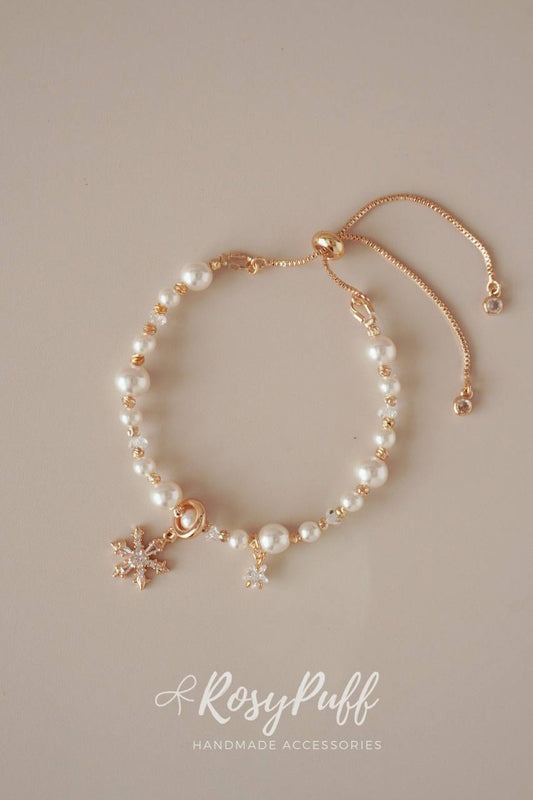 Snow Petal Bracelet In Gold